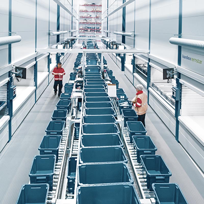 将垂直升降式仓储系统与传送装置相结合，以扩大仓库存储空间。